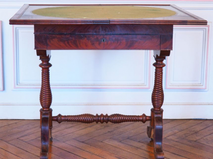 Table à jeux Napoléon III en acajou et placage d’acajou, plateau pivot