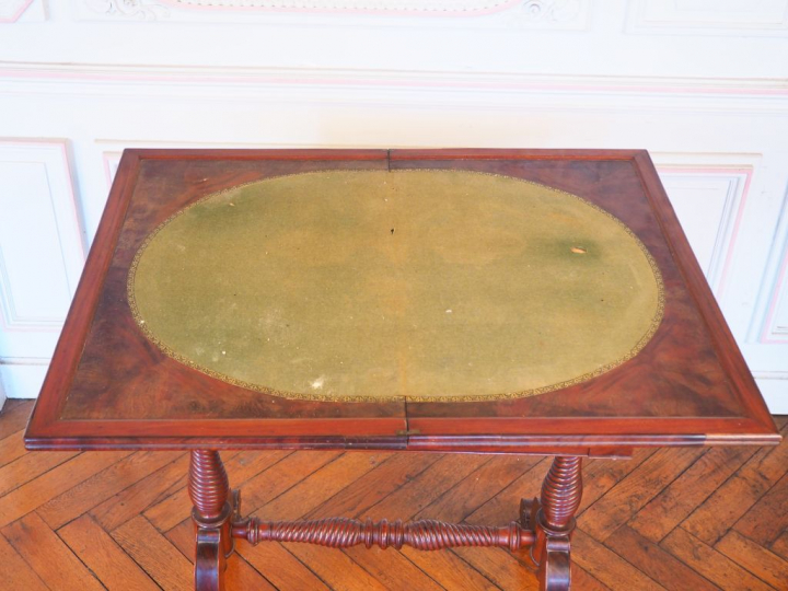 Table à jeux Napoléon III en acajou et placage d’acajou, plateau pivot