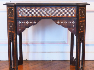 Vente aux enchères Table de style Syrien en marqueterie de nacre, à décor d’étoiles et de