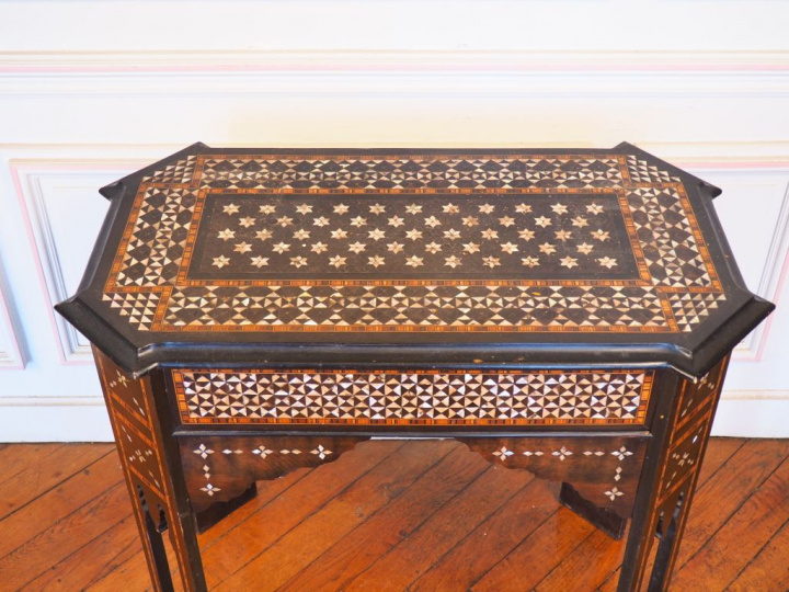 Table de style Syrien en marqueterie de nacre, à décor d’étoiles et de
