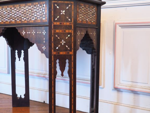 Table de style Syrien en marqueterie de nacre, à décor d’étoiles et de
