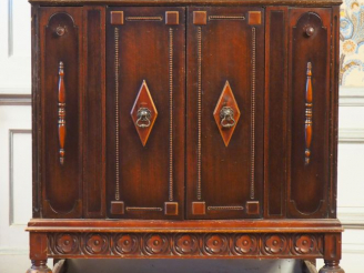 Vente aux enchères Meuble de radio en bois teinté, transformé en meuble bar. Dim. 103 x 8