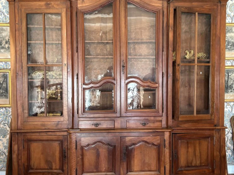 Vente aux enchères Bibliothèque de style Louis XV en noyer, ouvrant à quatre portes vitré