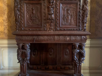 Vente aux enchères Crédence de style Renaissance en noyer mouluré et sculpté à décor de p