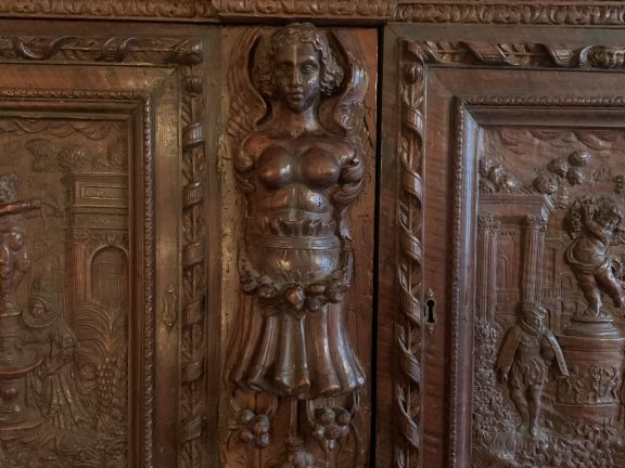 Crédence de style Renaissance en noyer mouluré et sculpté à décor de p