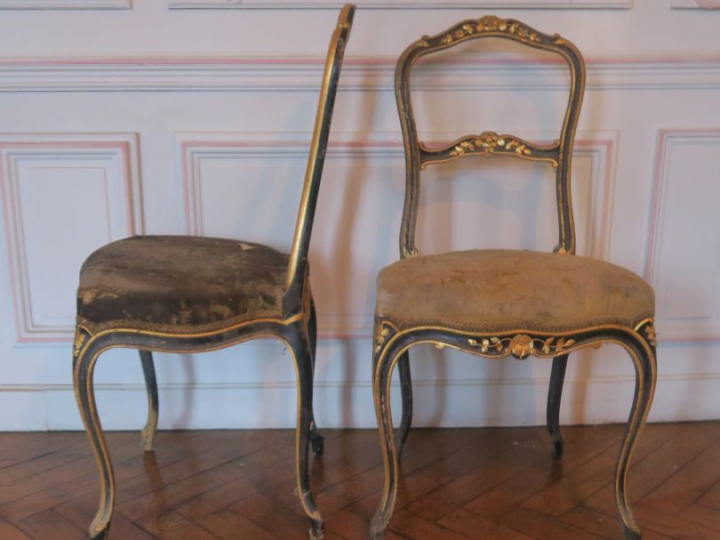 Suite de quatre chaises Napoléon III de style Louis XV en bois noirci 