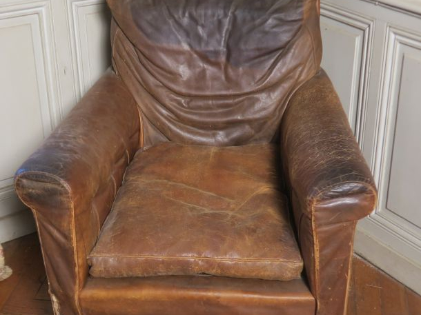 Paire de fauteuils club en cuir.  (mauvais état)