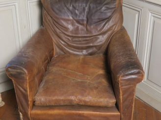 Vente aux enchères Paire de fauteuils club en cuir.  (mauvais état)