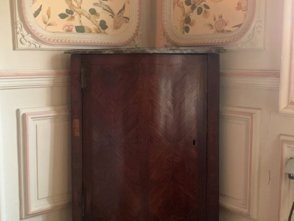 Paire d’encoignures Louis XV en marqueterie, dessus marbre gris. (mauv