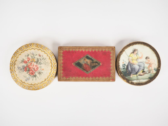 Vente aux enchères Trois différentes boîtes XIXème en carton mâché polychrome. Dim. 3 x 1