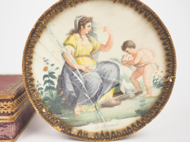 Trois différentes boîtes XIXème en carton mâché polychrome. Dim. 3 x 1