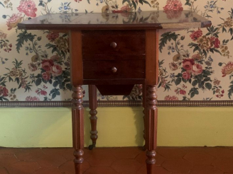 Vente aux enchères Chevet « wagon » Napoléon III à abattants, en acajou moucheté.