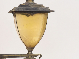 Vente aux enchères Lanterne en verre et métal.  Dim. 55 x 24 cm