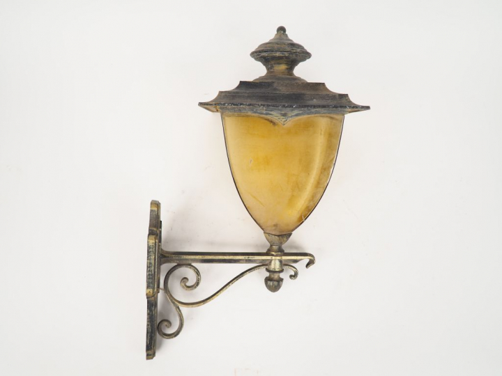 Lanterne en verre et métal.  Dim. 55 x 24 cm