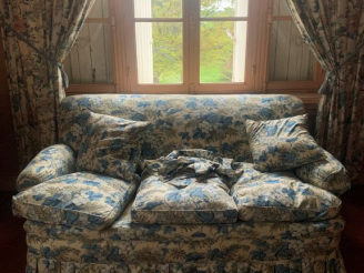 Vente aux enchères Mobilier de salon comprenant : un canapé et une paire de fauteuils en 