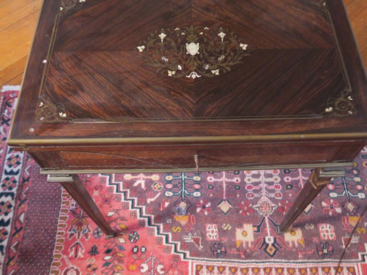 Table à jeux Napoléon III en marqueterie Boulle. (mauvais état). Dim. 