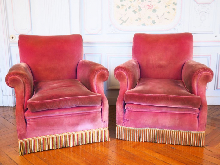 Paire de fauteuils confortables, garniture de velours framboise. Dim. 