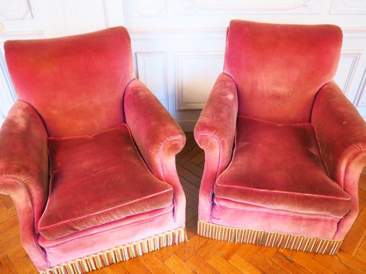 Paire de fauteuils confortables, garniture de velours framboise. Dim. 