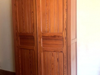 Vente aux enchères Armoire lingère en pitchpin. Dim. 235 x 115 x 44,5 cm