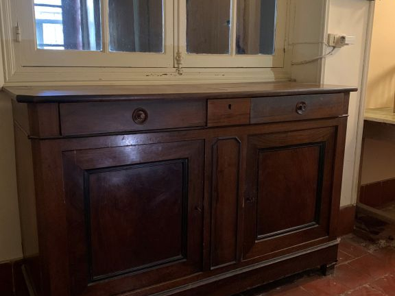 Buffet rustique XIXème en noyer, ouvrant à deux portes et deux tiroirs