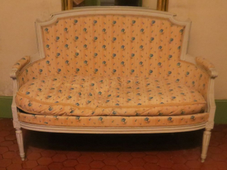 Vente aux enchères Petit canapé de style Louis XVI en bois laqué gris.