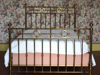 Vente aux enchères Lit en laiton. Dim. montants 106 cm et 145 cm x 150 x 250 cm