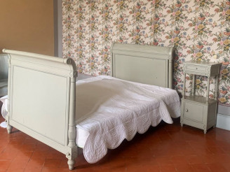 Vente aux enchères Lit Directoire en bois laqué gris, décor de liseré bleu  H. des montan