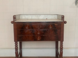 Vente aux enchères Table de toilette Restauration en acajou et placage d’acajou flammé, d