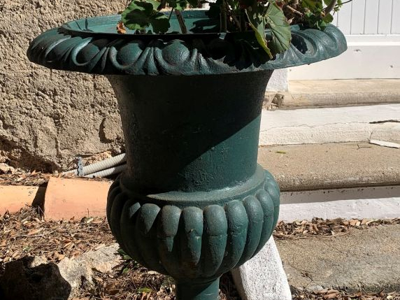 Paire de vases Médicis en fonte. H. 70 cm - Diam. 58 cm (repeints en v