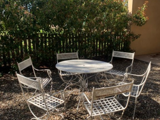 Vente aux enchères 6 fauteuils de jardin en fer forgé relaqués blanc, accotoirs à col de 