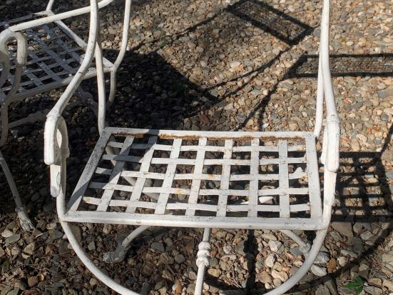 6 fauteuils de jardin en fer forgé relaqués blanc, accotoirs à col de 