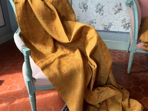 Ensemble de tissus anciens comprenant : rideaux et dessus de lit à div