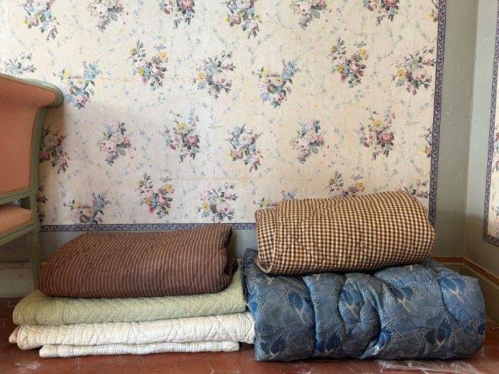 Ensemble de tissus anciens comprenant : rideaux et dessus de lit à div