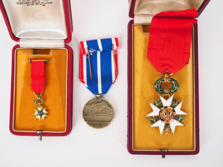 Boite en cartonnage rouge contenant une étoile de chevalier de la légi