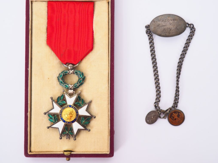 Boite en carton rouge contenant une belle étoile de chevalier de la lé