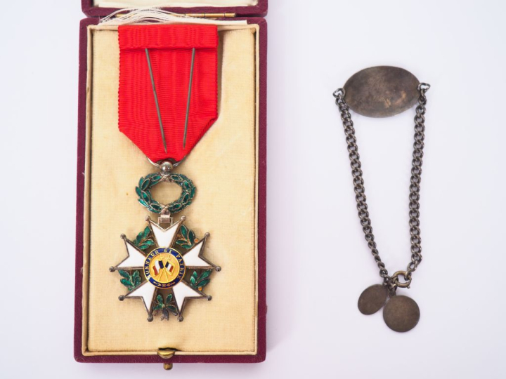 Boite en carton rouge contenant une belle étoile de chevalier de la lé