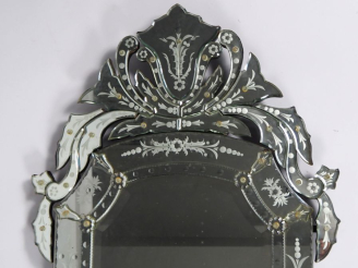 Vente aux enchères Miroir en verre de Venise.  Dim. 140 x 76 cm.