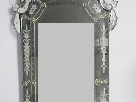 Miroir en verre de Venise.  Dim. 140 x 76 cm.