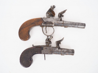 Vente aux enchères Lot de deux pistolets à silex et à coffre de voyage, canons à balles f