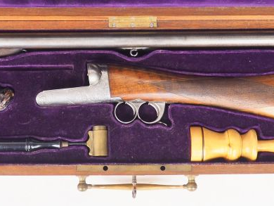 Valise en chêne montée à la française sur un lit de velours violine co
