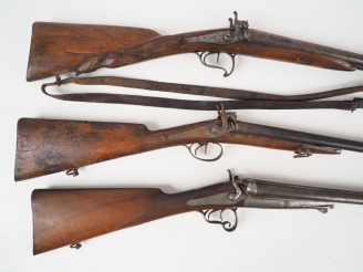 Vente aux enchères Lot de 3 fusils de chasse anciens juxtaposés : deux fusils à percussio
