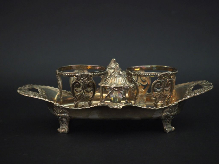 Monture d’huilier XVIIIème en argent, à décor ajouré de panier fleuri,