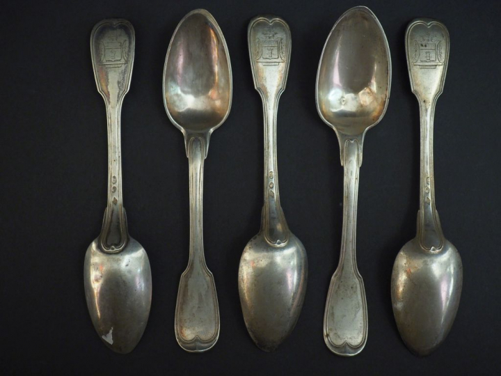 Suite de cinq grandes cuillères en argent, poinçon au Coq, modèle à fi