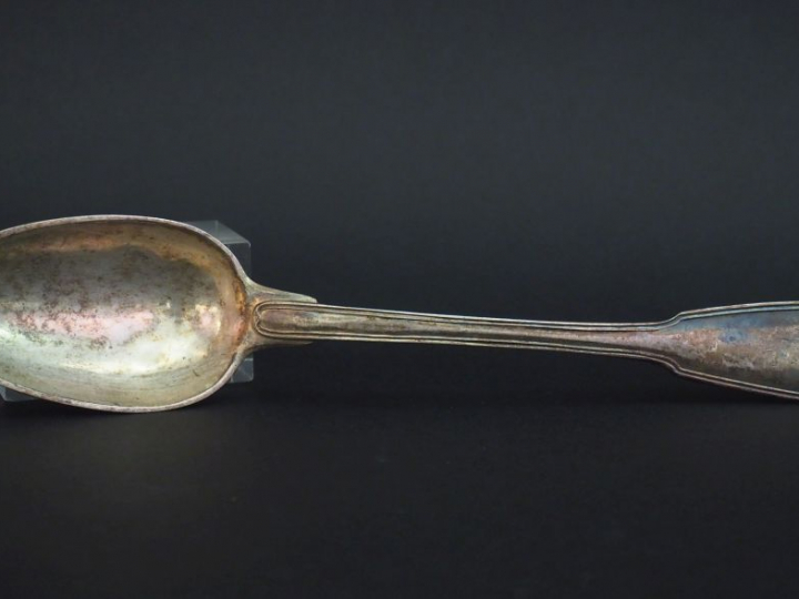 Cuillère à servir en argent, poinçon au Coq, modèle à filet. Monogramm