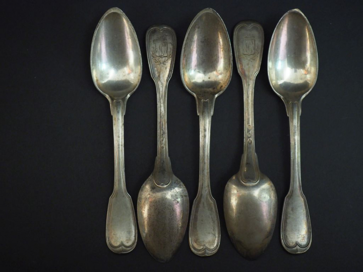 Suite de cinq grandes cuillères en argent, poinçon au Coq, modèle à fi