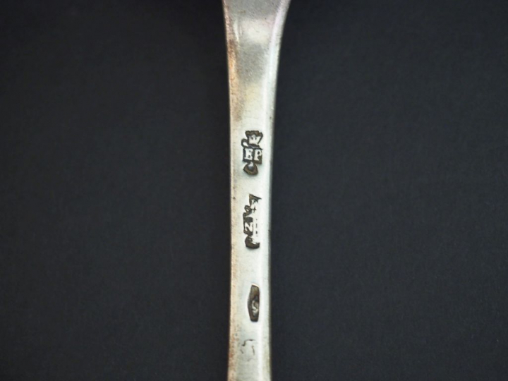 Suite de six grandes cuillères XVIIIème en argent, modèle uniplat. Arm