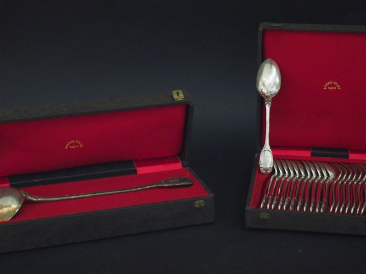 Suite de douze couverts à entremets et une louche de style Louis XV en
