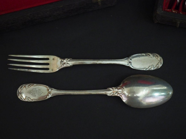 Suite de douze couverts à entremets et une louche de style Louis XV en