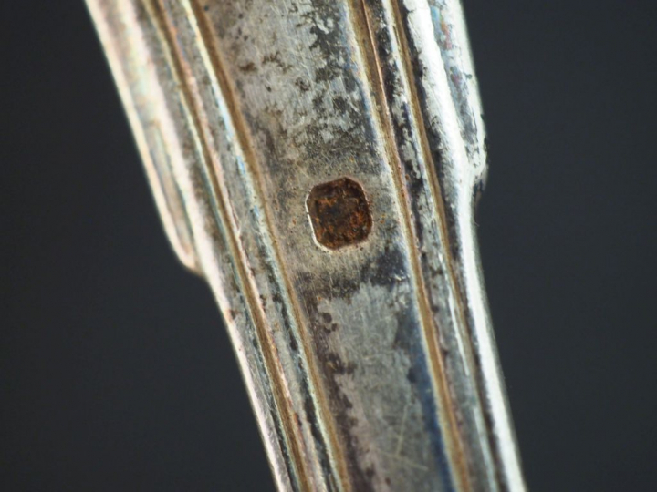 Louche de style Louis XVI en argent 925, poinçon Minerve, à décor de n