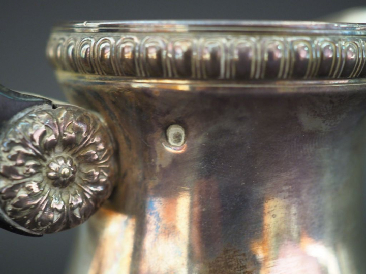 Petite verseuse de style Louis XVI en argent 925, poinçon Minerve, à d